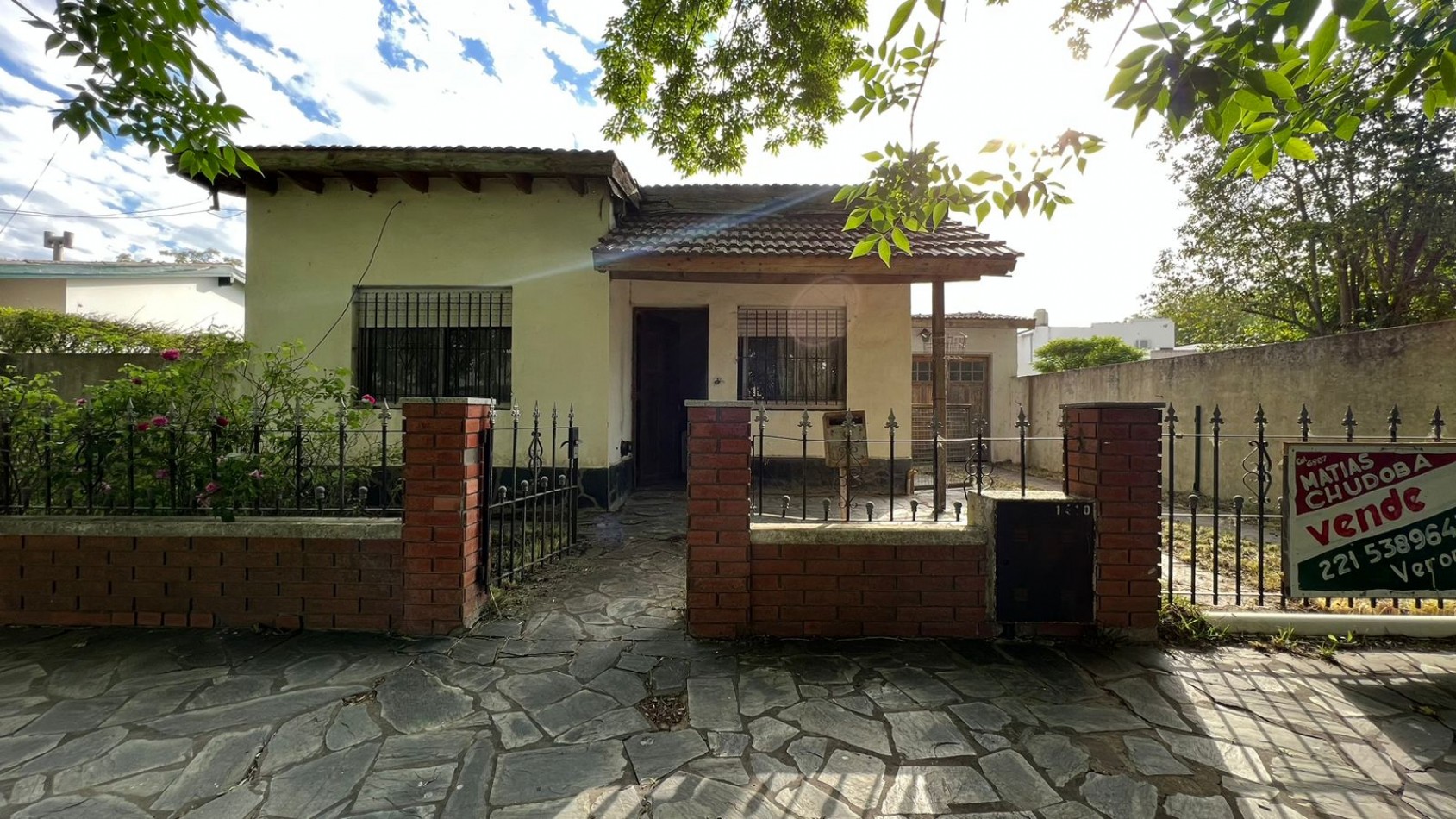 Casa CENTRICA en Veronica 2 Dorm  c/ Cochera K-1168